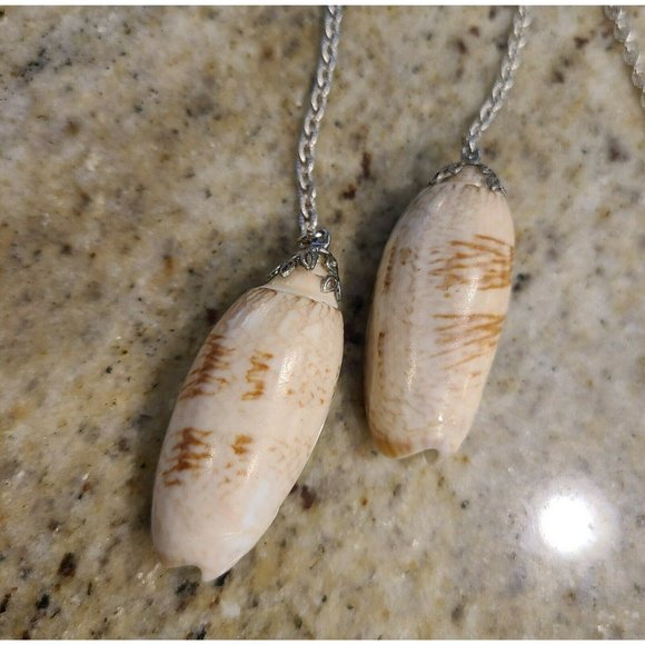 Shell Jewelry. Two Shells on Long Silver Tone Chain Vintage - Picture 2 of 12